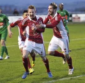 Le 2 avril dernier, Bavois battait Yverdon Sport 6-2. Aziz Demiri, à droite, venait de quitter le Stade Municipal, tandis que Yannick Bovay, au centre, et Allan Eleouet, juste derrière, l’ont rejoint durant l’été... © Michel Duperrex