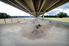 Les 3000 m2 de l’ancienne piste de bicross d’Yverdon-les-Bains seront terrassés d’ici au 15 septembre. Deux terrains de sport pourraient y voir le jour. ©Michel Duperrex
