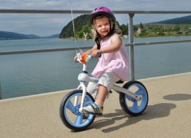 L’événement combier promouvant la mobilité douce a permis, hier, par le biais d’une boucle de 23 kilomètres autour du lac de Joux, à des participants de toutes les générations, à l’image de cette petite fille photographiée au Pont, de se faire plaisir sur l’asphalte en l’absence de véhicules motorisés.